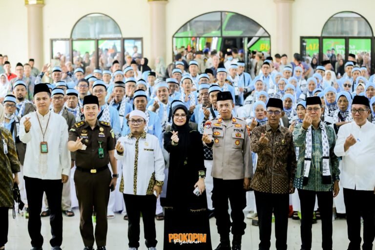 PEMKAB PESAWARAN LEPAS 127 JAMAAH CALON HAJI TAHUN 2026