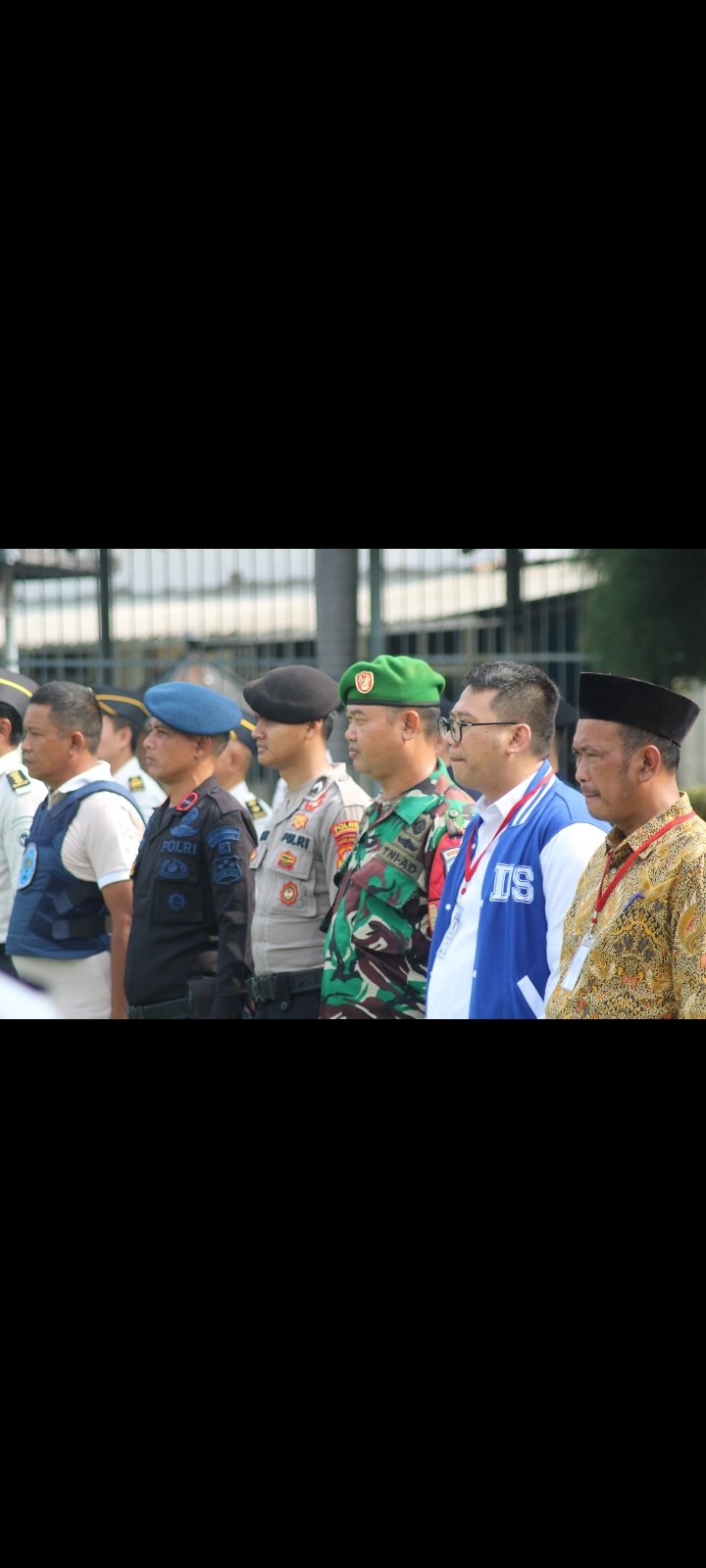 Lapas Karawang Deklarasi Perang terhadap HP Ilegal, Narkoba dan Penipuan, APH Turun Langsung  Karawang — Lembaga Pemasyarakatan (Lapas) Kelas IIA Karawang menggelar Apel Ikrar Pemasyarakatan Bersih dari Handphone Ilegal, Narkoba, dan Penipuan secara serentak bersama seluruh Unit Pelaksana Teknis Pemasyarakatan di Indonesia, Jumat (8/5) pukul 09.00 WIB. Kegiatan tersebut berlangsung khidmat di lingkungan Lapas Karawang sebagai bentuk komitmen nyata dalam menciptakan pemasyarakatan yang bersih dan berintegritas.  Apel ikrar dipimpin langsung oleh Kepala Lapas Karawang, Ma’ruf Prasetyo, serta diikuti seluruh jajaran pegawai Lapas Karawang. Turut hadir dalam kegiatan tersebut unsur aparat penegak hukum dan stakeholder terkait, di antaranya Polres Karawang, Kodim 0604 Karawang, BNNK Karawang, Kompi 3 Batalyon C Pelopor Brimob Jabar, Resimen 4 Batalyon B Pelopor Brimob Polri, pemerintah daerah setempat, LSM/Ormas, serta awak media.  Dalam pelaksanaan ikrar, seluruh petugas menyatakan komitmen penuh untuk mewujudkan lingkungan Lapas yang steril dan bersih dari peredaran handphone ilegal, narkoba, serta segala bentuk praktik penipuan. Komitmen tersebut diwujudkan melalui penguatan pengawasan, penggeledahan rutin, serta peningkatan integritas seluruh petugas pemasyarakatan.  Tidak hanya itu, seluruh jajaran juga menyatakan kesiapan menerima sanksi tegas, termasuk pemberhentian tidak dengan hormat, apabila terbukti memiliki, menggunakan, maupun menjadi perantara handphone ilegal, narkoba, dan praktik penipuan di dalam lingkungan pemasyarakatan. Pernyataan tersebut menjadi bentuk keseriusan dalam mendukung reformasi pemasyarakatan yang bersih dan akuntabel.  Usai pembacaan ikrar, kegiatan dilanjutkan dengan penandatanganan komitmen bersama oleh seluruh unsur yang hadir. Penandatanganan ini menjadi simbol sinergi dan dukungan bersama antara Lapas Karawang dengan aparat penegak hukum serta stakeholder terkait dalam upaya pemberantasan handphone ilegal, narkoba, dan penipuan berbagai modus di dalam lapas dan rutan.  Kegiatan tersebut juga merupakan implementasi Program Aksi Menteri Imigrasi dan Pemasyarakatan, Agus Andrianto, dalam pemberantasan handphone ilegal, narkoba, serta praktik penipuan di lingkungan pemasyarakatan. Melalui langkah ini, diharapkan tercipta sistem pemasyarakatan yang aman, tertib, dan bebas dari berbagai gangguan keamanan maupun pelanggaran hukum.  Dalam amanatnya, Kepala Lapas Karawang, Ma’ruf Prasetyo menegaskan bahwa komitmen pemberantasan handphone ilegal, narkoba, dan penipuan bukan hanya sebatas seremonial, melainkan harus diwujudkan melalui tindakan nyata dan konsisten. “Saya mengajak seluruh jajaran untuk menjaga integritas dan menjalankan tugas dengan penuh tanggung jawab. Tidak ada toleransi bagi siapapun yang terlibat dalam pelanggaran. Mari kita bersama-sama menjaga marwah pemasyarakatan agar tetap bersih, profesional, dan dipercaya masyarakat,” tegasnya.  Selepas pelaksanaan ikrar, kegiatan dilanjutkan dengan razia gabungan ke blok hunian warga binaan serta pelaksanaan tes urine massal bagi warga binaan sebagai langkah deteksi dini dan pencegahan penyalahgunaan narkotika di dalam lapas. Di sela-sela kegiatan tersebut, aparat penegak hukum terkait juga memberikan penyuluhan mengenai bahaya narkotika serta dampak hukum yang ditimbulkan, guna meningkatkan kesadaran dan pemahaman warga binaan terhadap pentingnya menjauhi penyalahgunaan narkoba.