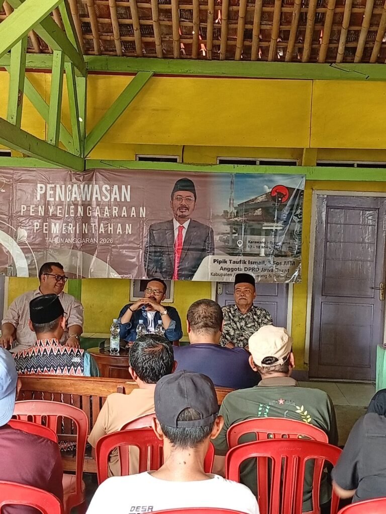 Warga Telukjambe Timur Minta Solusi Sampah dan Kemacetan kepada Pipik Taufik Ismail