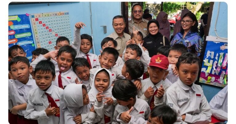 Melalui Partisipasi Semesta, Mitra Pendidikan Salurkan Tas dan Sepatu untuk Penyemangat Belajar Anak
