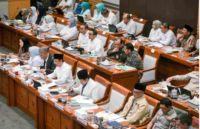 Kemensos Demonstrasikan Digitalisasi Bansos di Hadapan DPR