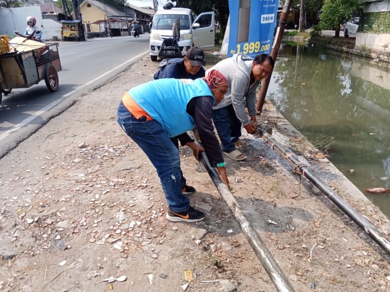 Driver GOKAR dan Warga Evakuasi Plang Besi Roboh di Saluran Irigasi Tarum Tengah Karawang