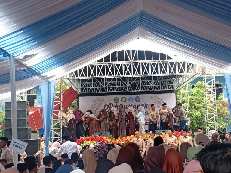 Perpisahan dan Kenaikan Kelas SDN Kampungsawah V Berlangsung Meriah, Siswa Berprestasi Raih Penghargaan
