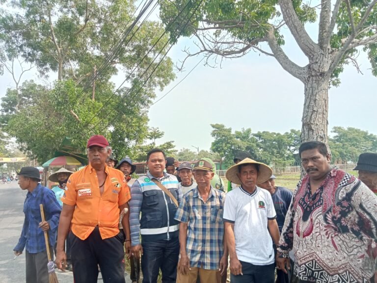 Petani dan DPRD Bersihkan Irigasi di Depan Kantor Kecamatan, Aparatur Rawamerta Jadi Sorotan