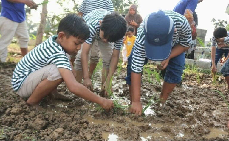 Belajar Langsung di LASKAR Farm, Siswa SDIT LAMPU IMAN Ikuti Edu Trip Lapas Karawang