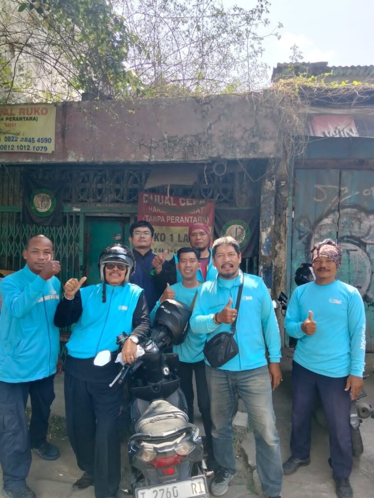 GOKAR Gelar Jumat Berkah, Bagikan Nasi Gratis di Karawang