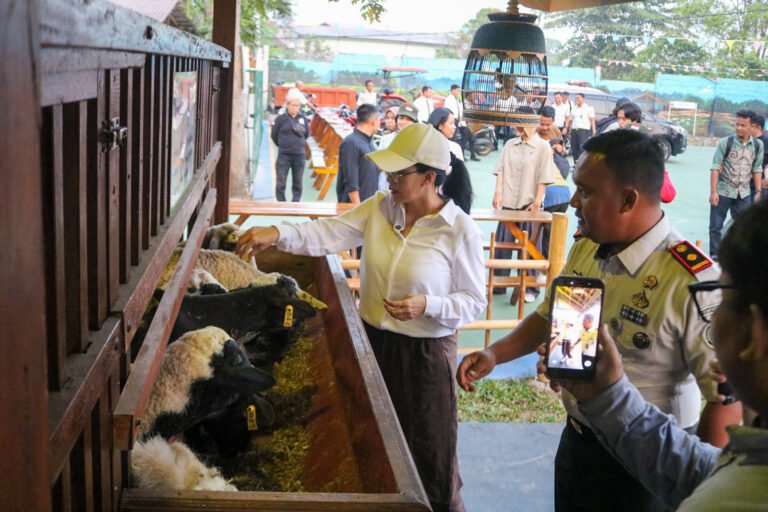 RIEKE DIAH PITALOKA PENINJAUAN LAYANAN WARGA BINAAN, LAPAS KARAWANG TUAI APRESIASI ATAS PROGRAM KETAHANAN PANGAN