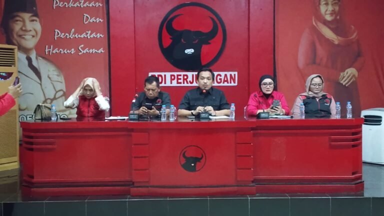 DPC PDI Perjuangan Karawang Salurkan Bantuan HUT RI ke-81, PAC Diminta Disiplin dan Tertib Laporan