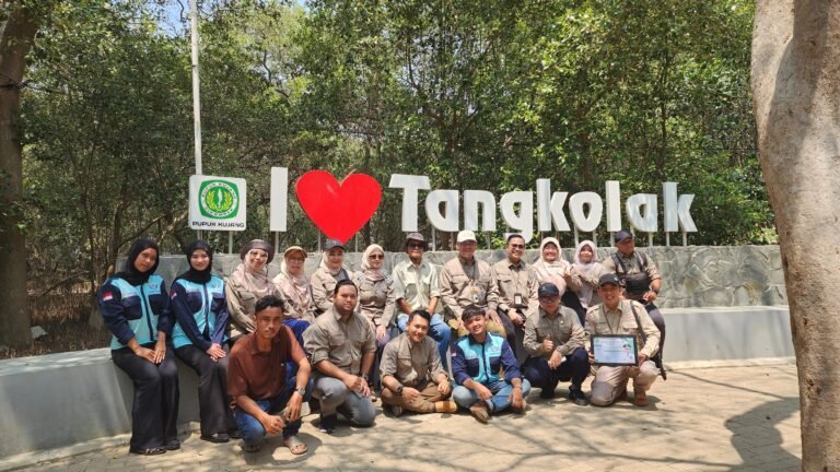 PKM Fakultas Farmasi UBP Karawang Wujudkan Pelestarian Mangrove Tanjungpakis