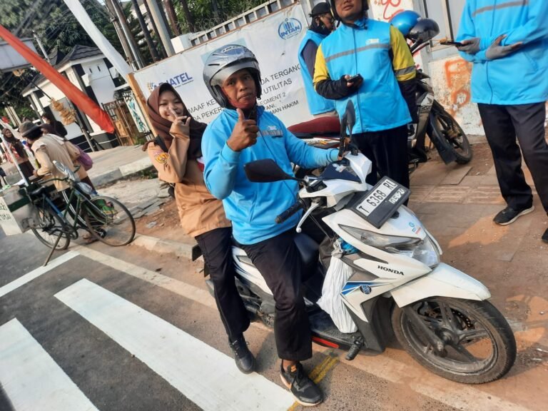 GOKAR Peduli Sekolah, Siswa SMAN 5 Karawang Dapat Antar Pulang Gratis