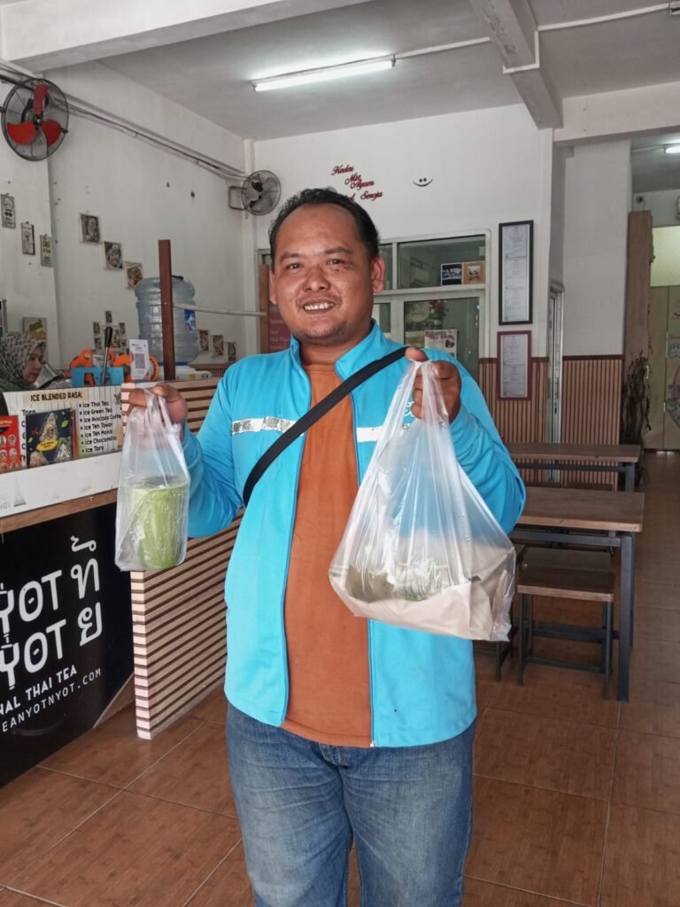 Jumat Berkah Mie Ayam Berkat Seroja, Puluhan Porsi Gratis untuk Warga dan Driver GOKAR di Karawang