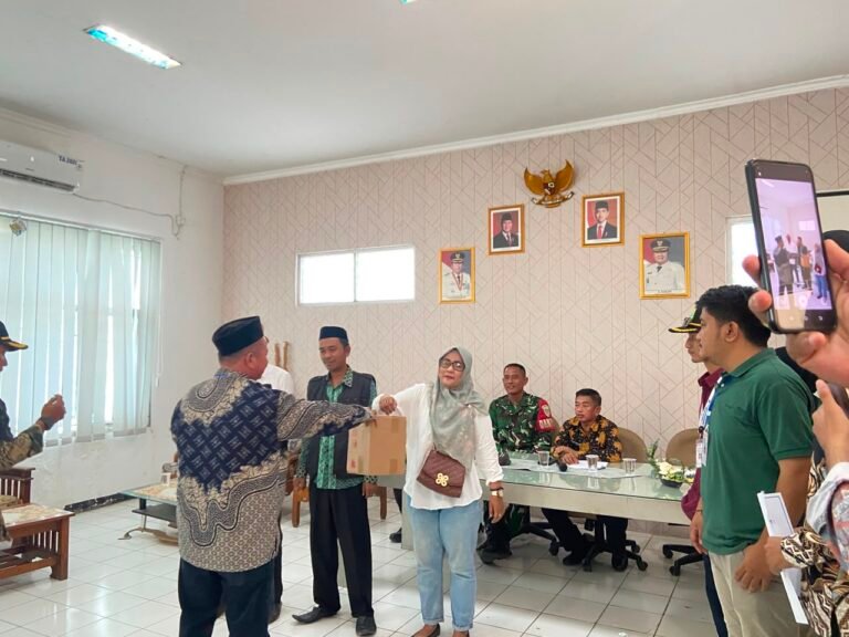 Dini Novi Andriyani S.E. Raih Nomor Urut 1 dalam Pengundian Calon Kepala Desa Sindangkarya di Kecamatan Kutawaluya